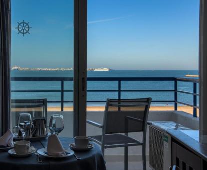 Foto de la terraza privada con vistas al mar de una de las habitaciones del hotel.