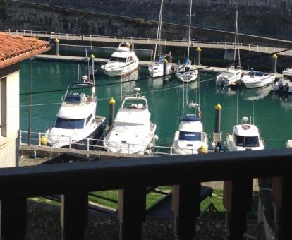 Foto del balcón con vistas al mar y al puerto del apartamento.