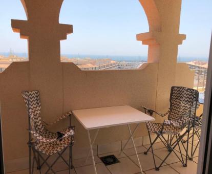 Foto de las instalaciones de este hotel con vistas al mar.