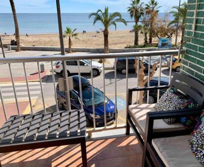 Foto de la terraza con mobiliario exterior con vistas al mar del apartamento.