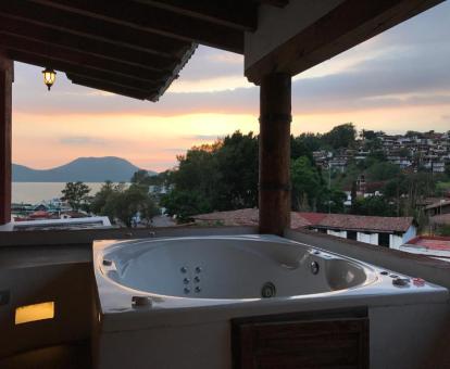 Foto de la bañera de hidromasaje privada de una de las suites con cama extragrande.