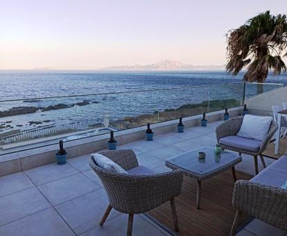 Foto de la terraza amueblada con vistas al mar del estudio.