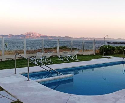  Foto de la piscina al aire libre disponible todo el año de este alojamiento.