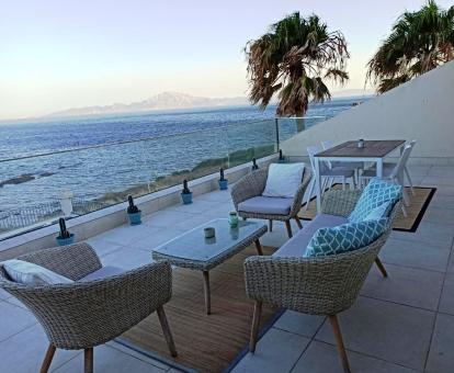 Foto de la terraza privada con vistas al mar del estudio de este hotel.
