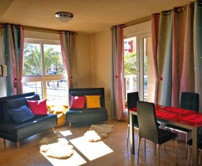 Foto de las instalaciones de este apartamento con vistas al mar.