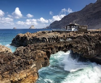 Hermoso hotel solo para adultos en un espectacular paisaje de roca volcánica junto al mar.