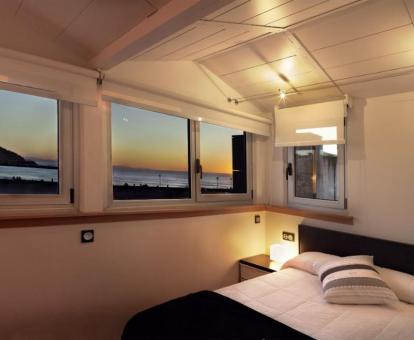 Foto de las instalaciones de este hotel con vistas al mar.