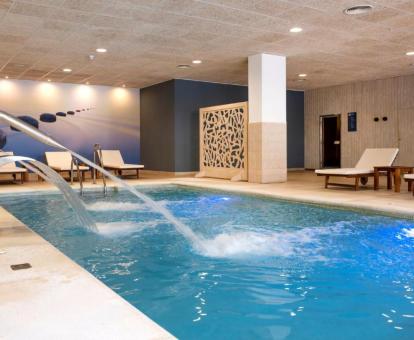 Foto de la piscina cubierta disponible todo el año del alojamiento.