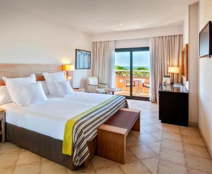 Foto de una de las habitaciones con vistas al mar de este hotel.