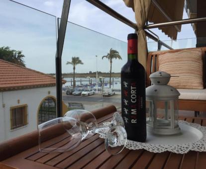 Foto de la terraza con vistas al mar del apartamento.