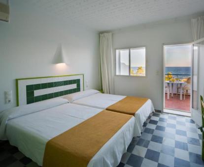 Foto de las instalaciones de este hotel con vistas al mar.