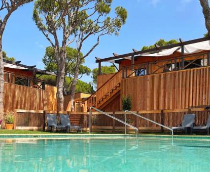 Foto de la piscina al aire libre disponible todo el año de este alojamiento.