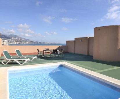Foto de la piscina privada con vistas al mar del apartamento ático.
