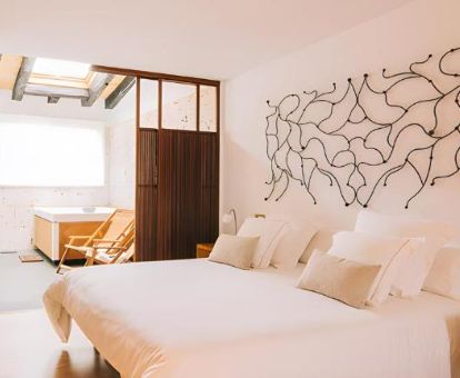 Fabulosa suite con bañera de hidromasaje privada de este hotel romántico.