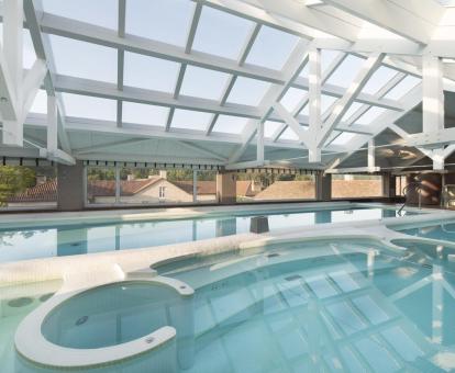 Foto de la piscina de hidroterapia con techo de cristal del spa.