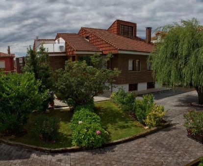 Acogedor hotel solo para adultos en un tranquilo entorno para descansar.