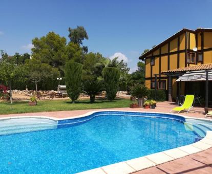 Foto de la piscina al aire libre disponible todo el año del hotel.