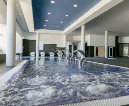 Foto de la piscina con elementos de hidroterapia del spa.