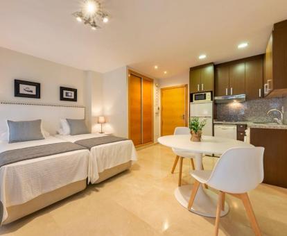 Foto de las instalaciones de este apartamento con vistas al mar.