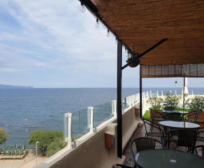 Foto de las instalaciones de este hotel con vistas al mar.