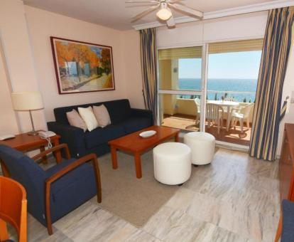 Foto de uno de los apartamentos con vistas al mar de este aparthotel.