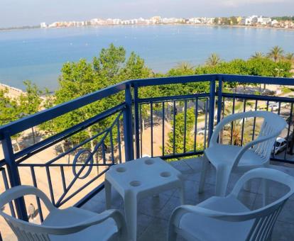 Foto de las instalaciones de este hotel con vistas al mar.