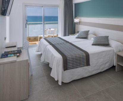 Foto de una de las modernas habitaciones con terraza privada y vistas al mar.