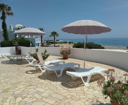 Foto de las instalaciones de este hotel con vistas al mar.