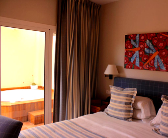 Foto de la habitación con jacuzzi privado al lado de la cama en el hotel solo para adultos Real Agua Amarga La Joya