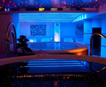 Fabuloso centro de bienestar con romántica iluminación en este moderno hotel ideal para parejas.