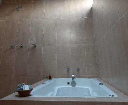 Foto de la bañera de hidromasaje privada de la habitación doble Deluxe de este alojamiento.