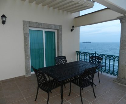 Foto de las instalaciones de este hotel frente al mar.