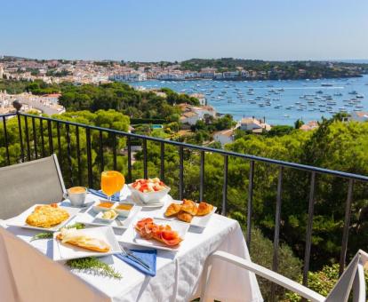Foto de las instalaciones de este hotel con vistas al mar.
