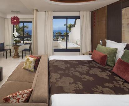 Foto de una de las elegantes habitaciones con vistas al mar y bañera de hidromasaje privada.