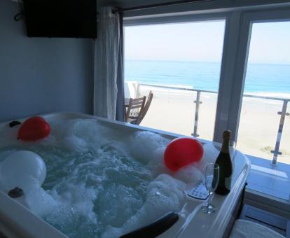 Foto de la Habitación Doble Deluxe con terraza con vistas al mar y bañera de hidromasajes privada.