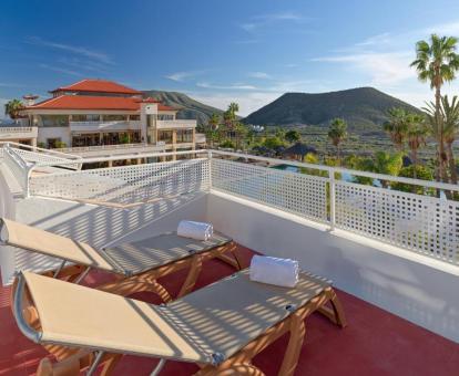 Foto de la terraza solarium con vistas al mar y a los alrededores de uno de los apartamentos.