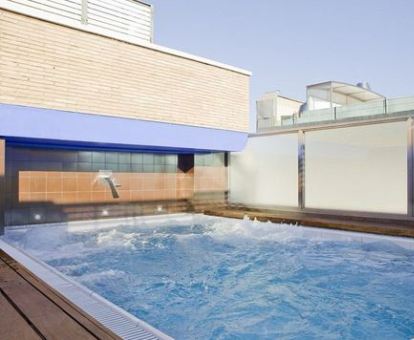 Foto de la piscina con hidroterapia del hotel.