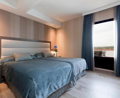 Foto de una de las elegantes habitaciones del hotel con terraza privada y hermosas vistas.