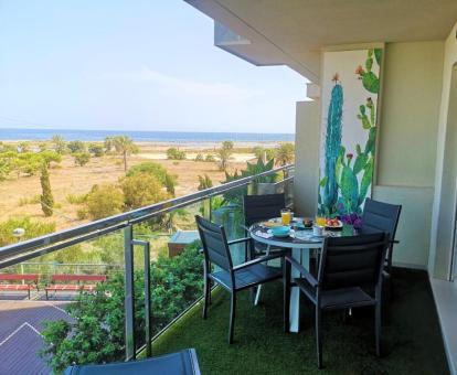 Foto de la terraza con comedor exterior y vistas al mar de este apartamento privado.