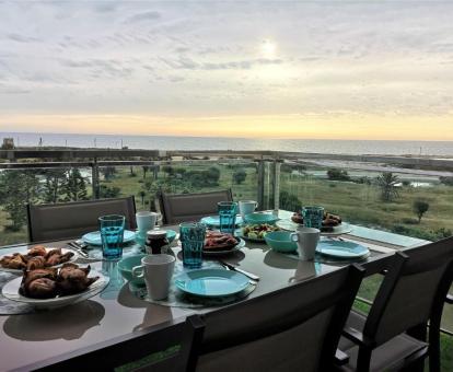 Foto de la terraza con comedor exterior y vistas al mar de este apartamento privado.