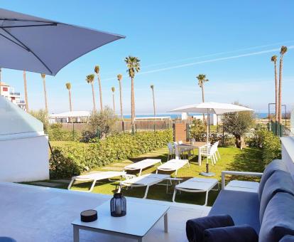 Foto de las instalaciones de este hotel con vistas al mar.