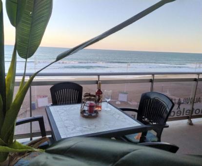 Foto de las instalaciones de este hotel con vistas al mar.
