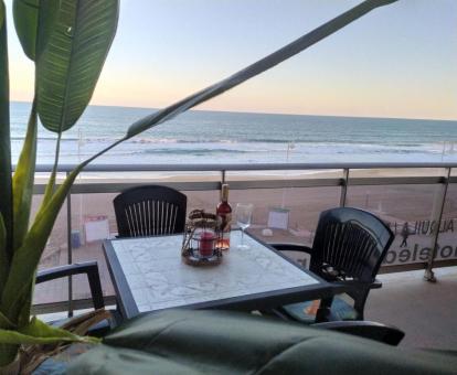 Foto de las instalaciones de este hotel con vistas al mar.