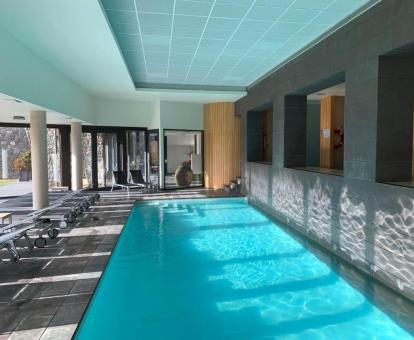 Foto de la piscina interior climatizada disponible todo el año.