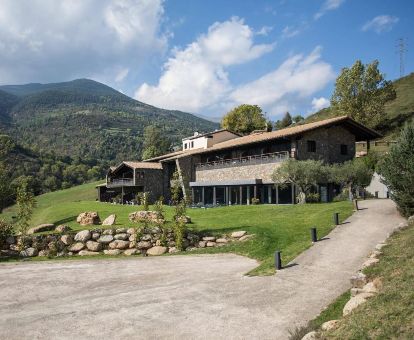 Hermoso hotel rural en un tranquilo entorno rodeado de vegetación ideal para descansar.