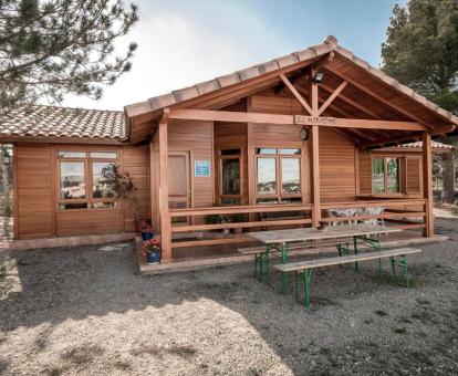 Foto de esta preciosa casa de madera con zonas de exterior y piscina privada.