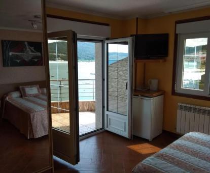 Foto de las vistas al mar desde una de las habitaciones con balcón.