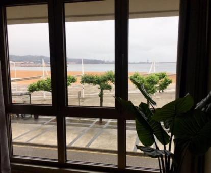 Foto de las vistas al mar desde la ventana del apartamento.