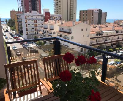 Foto de las instalaciones de este hotel con vistas al mar.