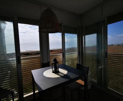 Foto de las instalaciones de este hotel con vistas al mar.